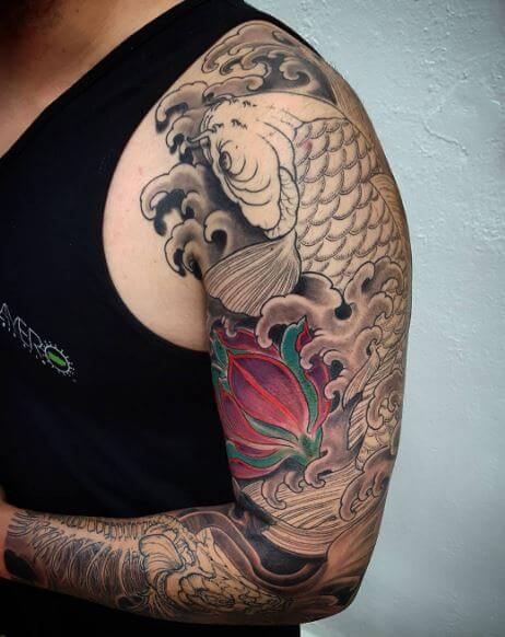 Tatuaje de pez koi en el brazo 24