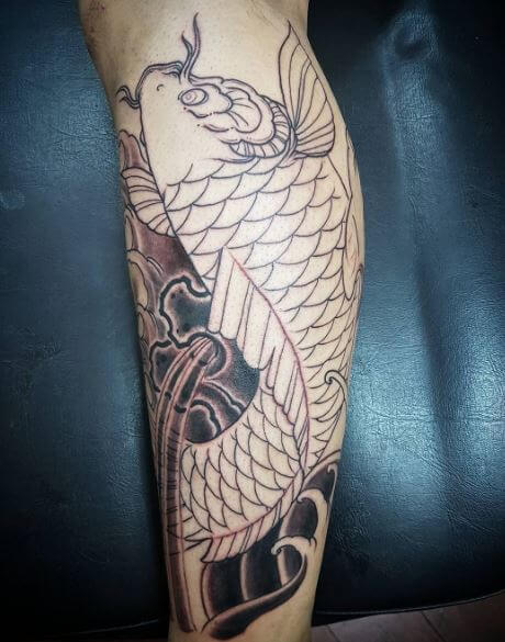 Tatuaje de pez koi en el brazo 23