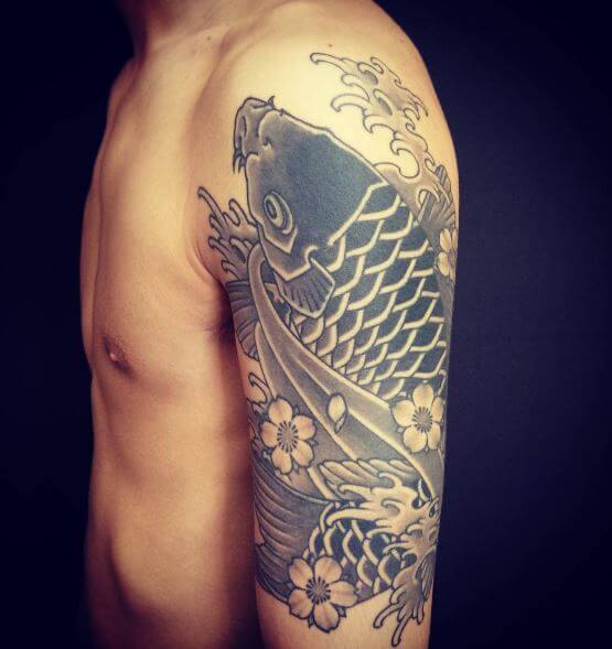 Tatuaje de pez koi en el brazo 31