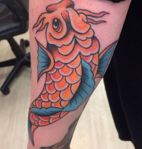 Tatuaje de pez koi en el brazo 30