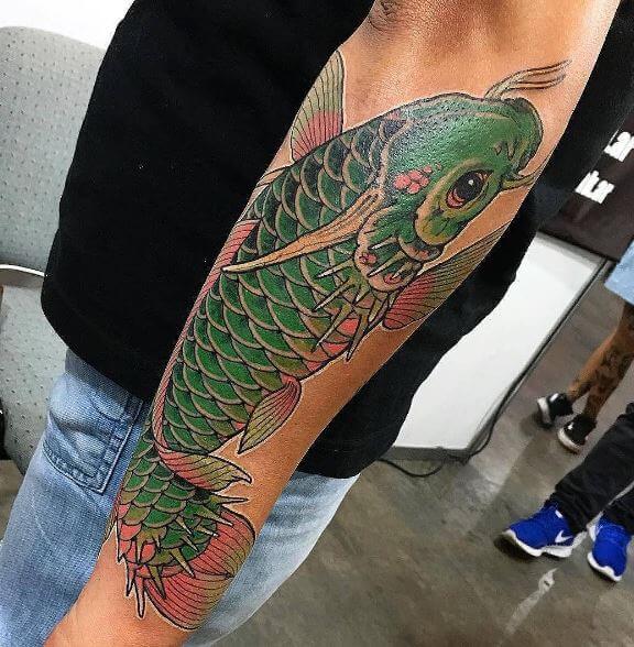 Tatuaje de pez koi en el brazo 34