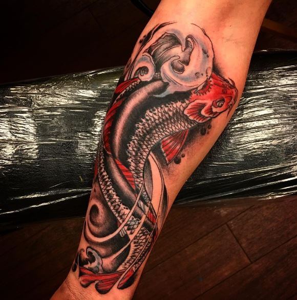 Tatuaje de pez koi en el brazo 39