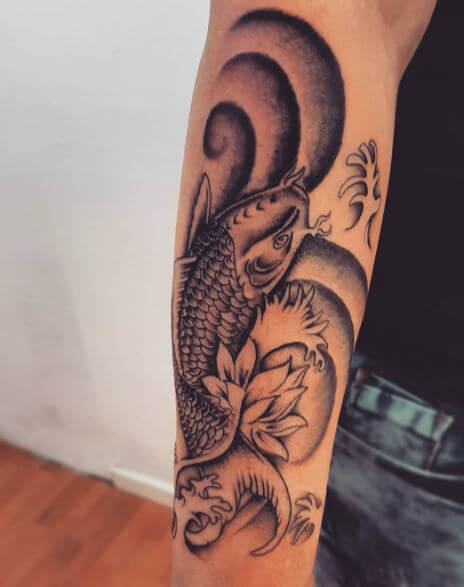 Tatuaje de pez koi en el brazo 38