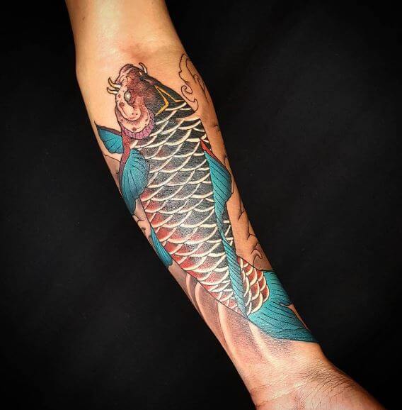 Tatuaje de pez koi en el brazo 41