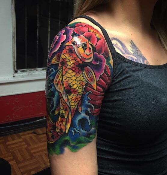 Tatuaje de pez koi en el brazo 42