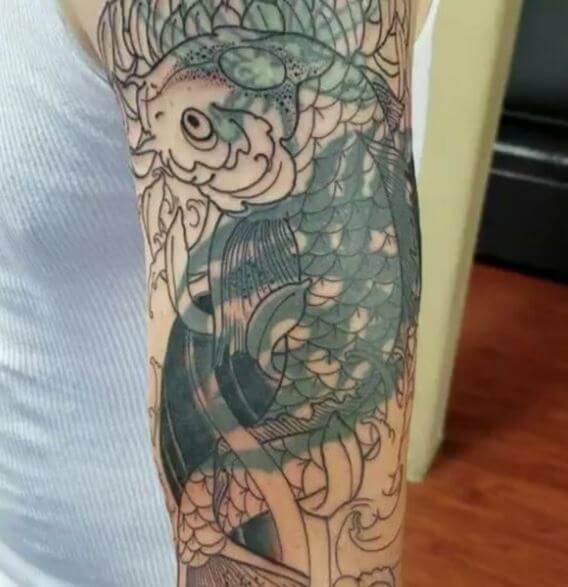 Tatuaje de pez koi en el brazo 40