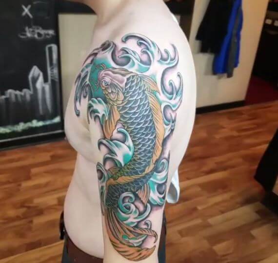 Tatuaje de pez koi en el brazo 44