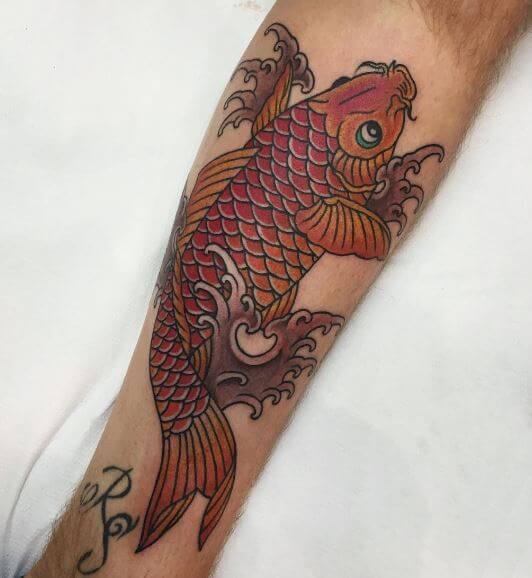 Tatuaje de pez koi en el brazo 43