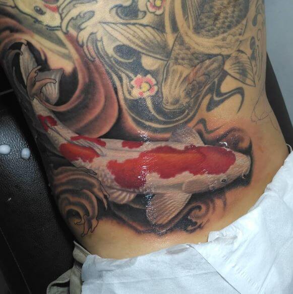 Tatuaje de pez koi en el cuerpo 2