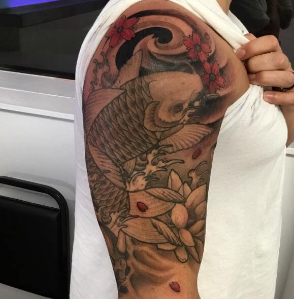 Tatuaje de pez koi en el brazo 50