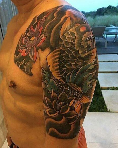 Tatuaje de pez koi en el brazo