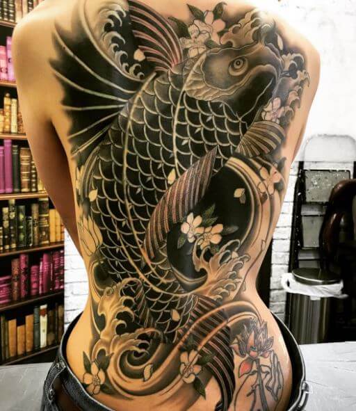 Tatuaje de pez koi en el cuerpo 1