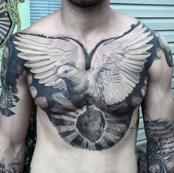 Tatuajes de palomas impresionantes en el pecho