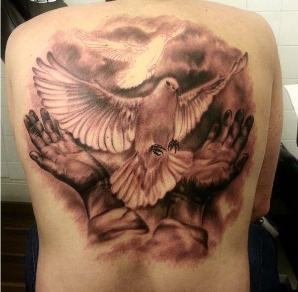 Diseño de tatuajes de paloma en la espalda completa para hombres