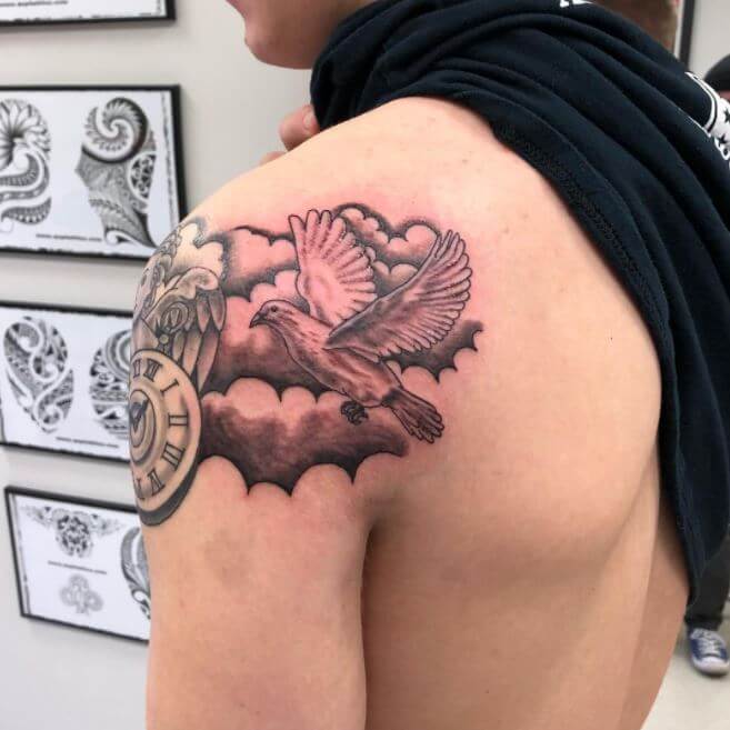 Tatuaje De Paloma En El Hombro