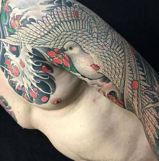 Tatuaje de paloma blanca en el brazo