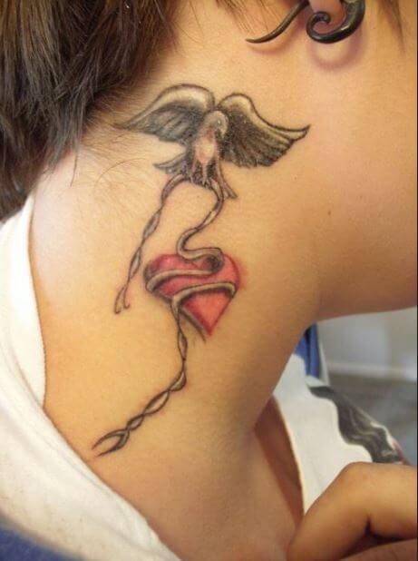 Tatuaje de paloma en el cuello (1)