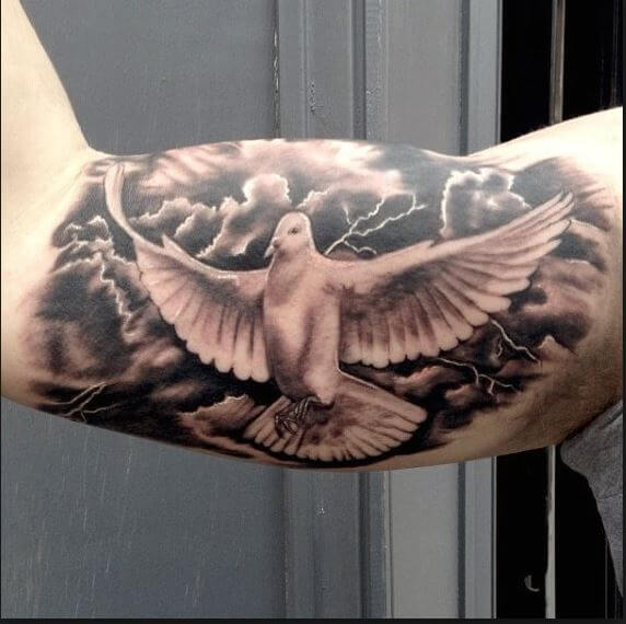 Diseño de tatuajes de paloma en el bíceps