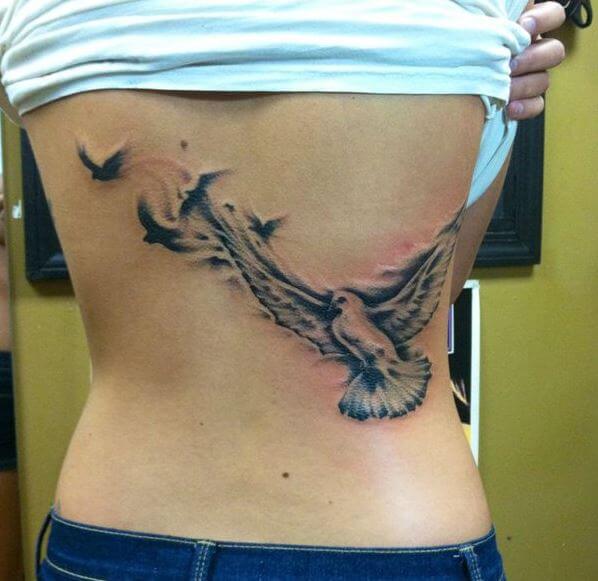 Diseño de tatuajes de paloma en la espalda completa