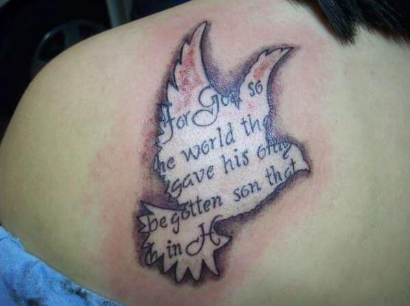 Diseño de tatuajes con letras de paloma en la parte superior del hombro