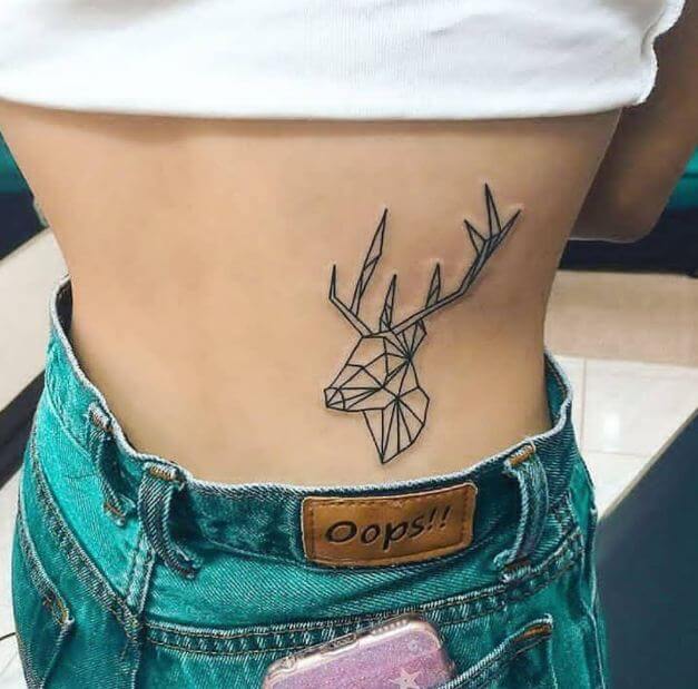 Tatuajes de ciervos geométricos para niña