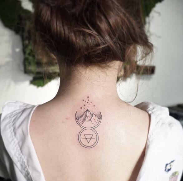 Tatuajes geométricos para niñas en la espalda del cuello