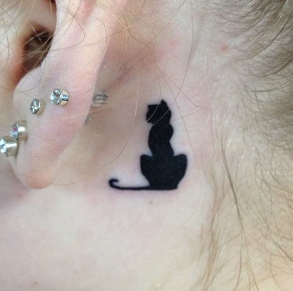 Tatuajes para niña detrás de la oreja