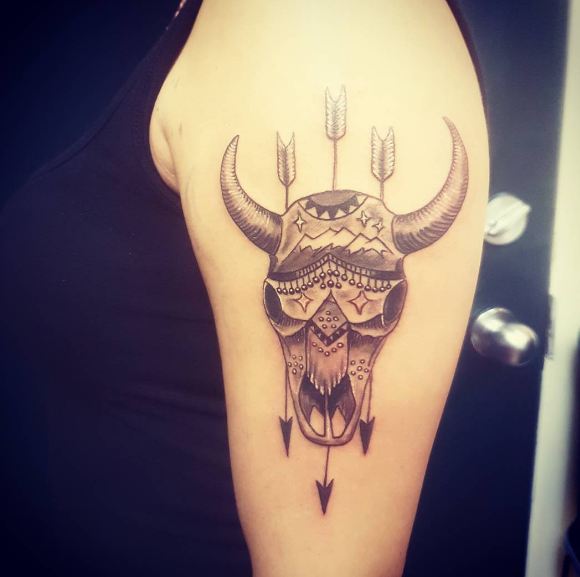 Cráneo de vaca con tatuajes de flecha