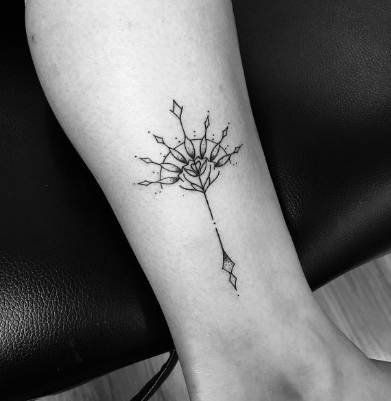 Tatuajes de flechas simples en la pierna