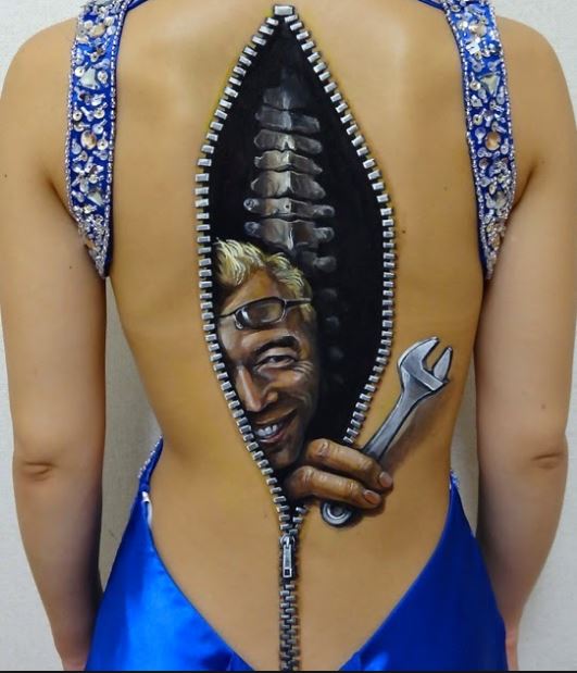 Tatuajes en la columna vertebral 3d para niñas en la espalda