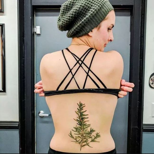Galería de tatuajes femeninos en la columna vertebral