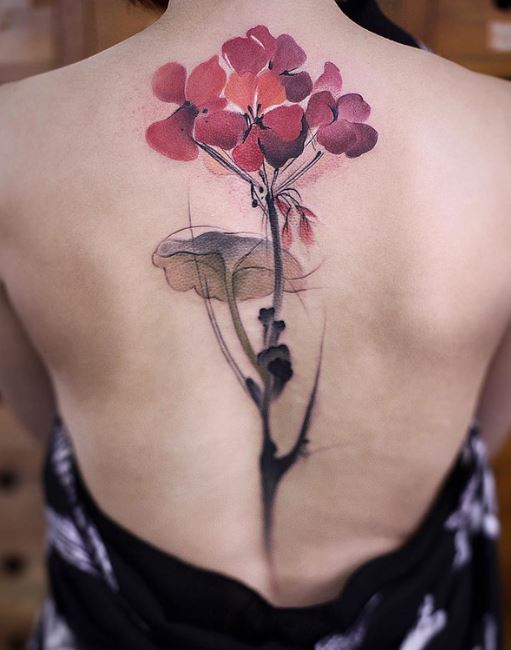 Ideas y diseños de tatuajes en la columna vertebral de flores para mujeres
