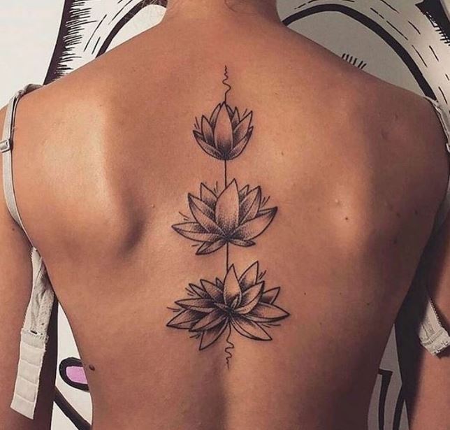 Diseños de tatuajes para mujeres en la columna vertebral