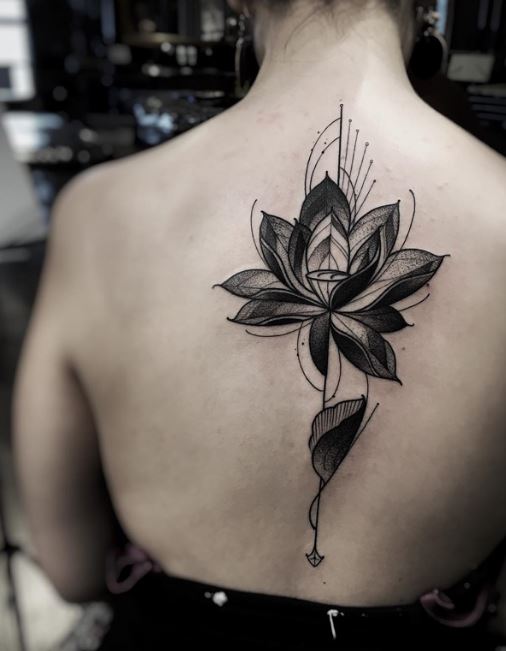 Tatuajes de loto en la columna vertebral en Pinterest