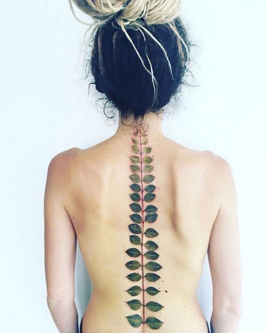Diseño de tatuajes de hoja de columna vertebral para niñas