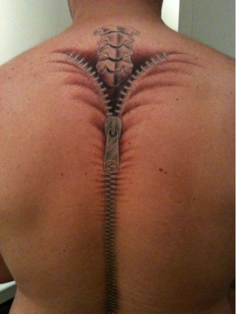 Diseño de tatuajes con cremallera en la espalda para hombres