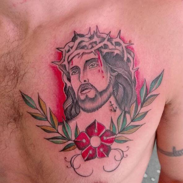 Diseño colorido de tatuajes de Jesús en el pecho