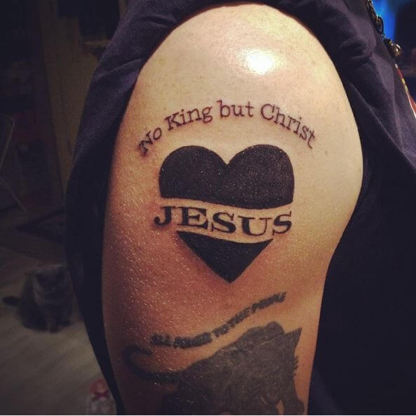 Diseño de tatuajes de Jesús y corazón en bíceps