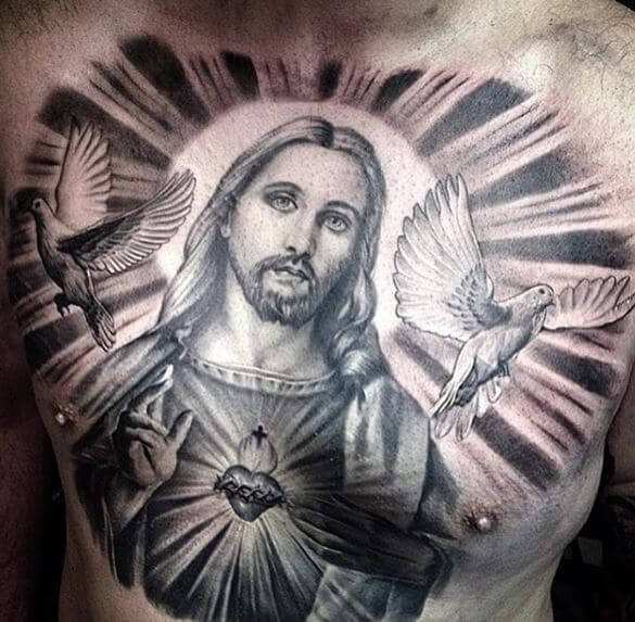 Increíble diseño de tatuajes en el pecho de Jesús