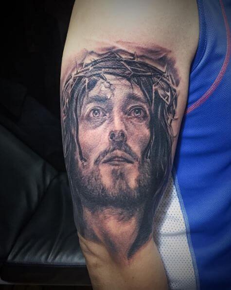 Impresionante diseño de tatuajes en el pecho de Jesús