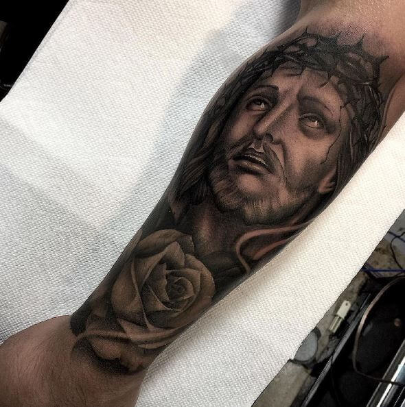 Diseño de tatuajes de Jesús en el antebrazo