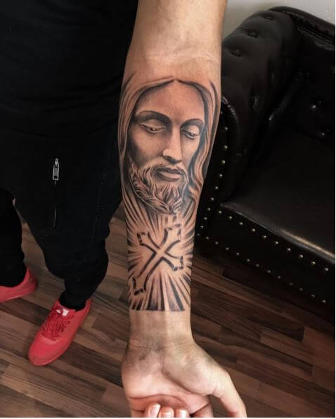 Diseño de tatuajes de Jesús en los brazos