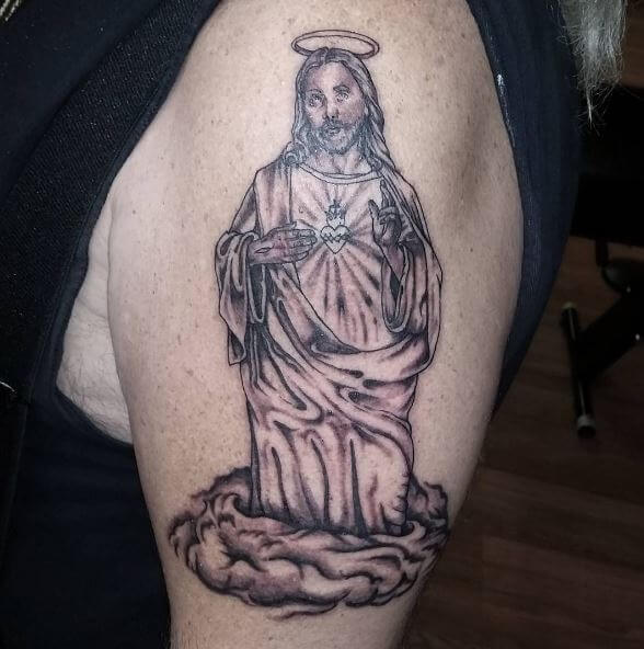 Diseño de tatuajes de Jesús en la caja torácica