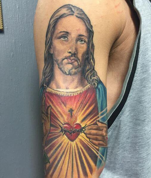 Maravilloso diseño de tatuajes de Jesús en los brazos