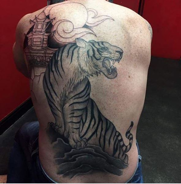 Increíble diseño e ideas de tatuajes de tigre en la espalda completa