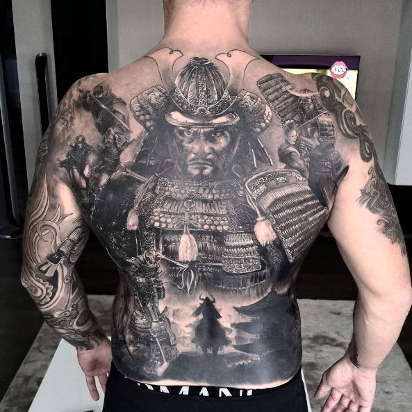 Increíble trabajo de diseño de tatuajes en la espalda completa