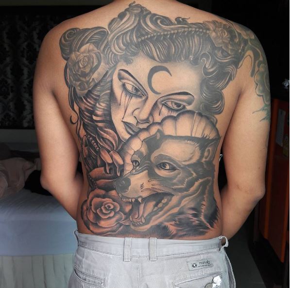 Diseño de tatuajes de espalda completa en color negro y gris