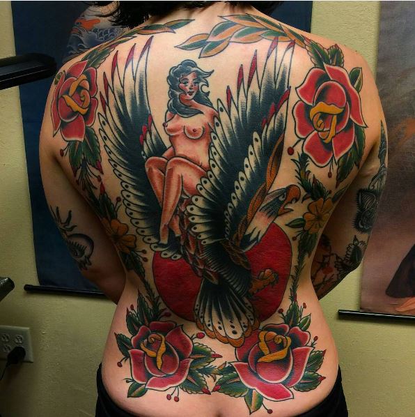 Diseño colorido de tatuajes en la espalda para mujeres