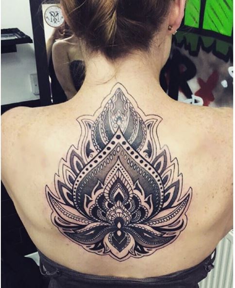 Diseño clásico de tatuajes de espalda completa