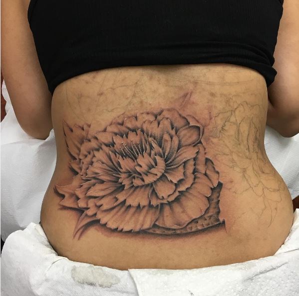 Diseño de tatuajes de flores en la espalda completa para mujeres